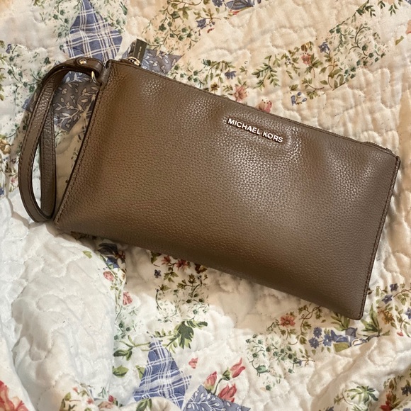 Michael Kors Leather Wristlet! Gray - Picture 5 of 8